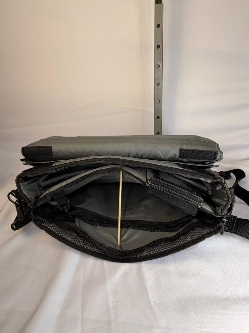 Belkin NE-07 Notebook Laptop Carrying Case Messenger Bag Black Gray Handle